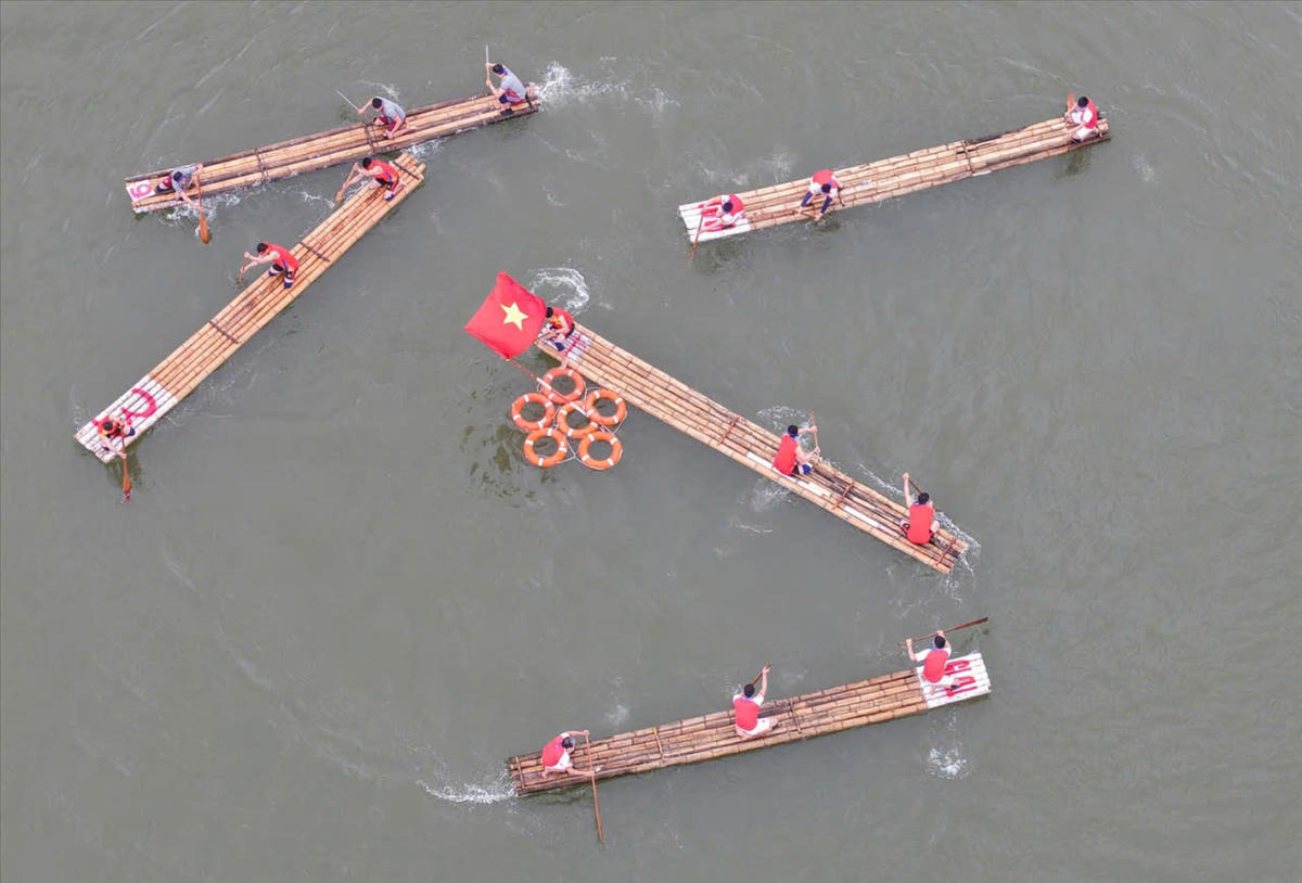 Giải đua thuyền diễn ra sôi nổi, gay cấn, cạnh tranh quyết liệt giữa các đội tham gia.