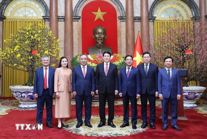 Chủ tịch nước Lương Cường chúc Tết cán bộ, công chức, viên chức, người lao động Văn phòng Chủ tịch nước. (Ảnh: Lâm Khánh/TTXVN)