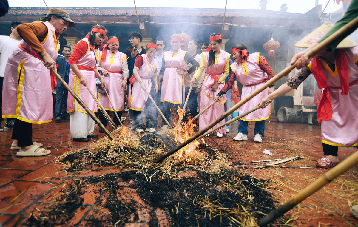 Lễ hội không chỉ là niềm tự hào của người dân địa phương mà còn là dịp để cộng đồng cùng nhau gìn giữ, trao truyền những giá trị văn hóa truyền thống qua nhiều thế hệ. Ảnh: Phạm Sỹ.