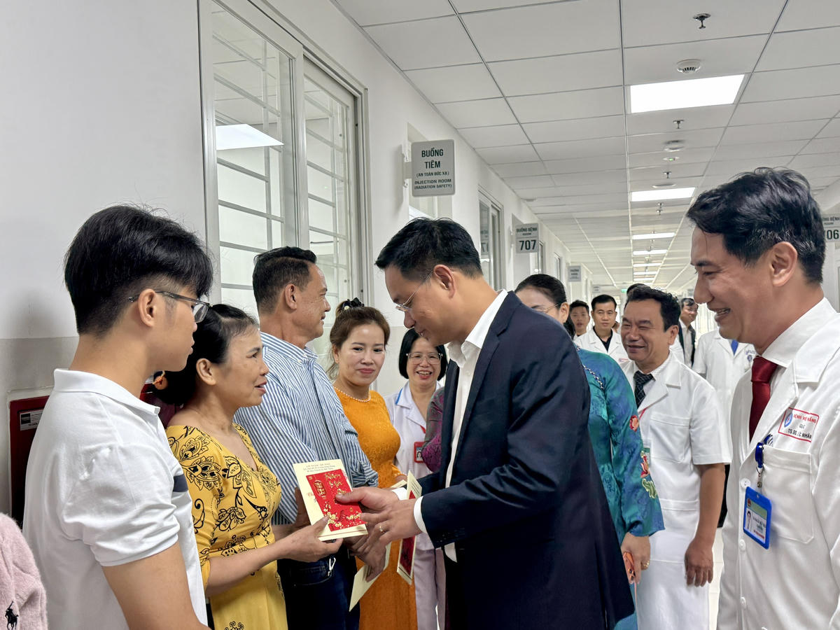 Bí thư Thành ủy Lê Ngọc Quang thăm các bệnh nhân sau khi thực hiện ghép gang. Ảnh: Nguyễn Tú.