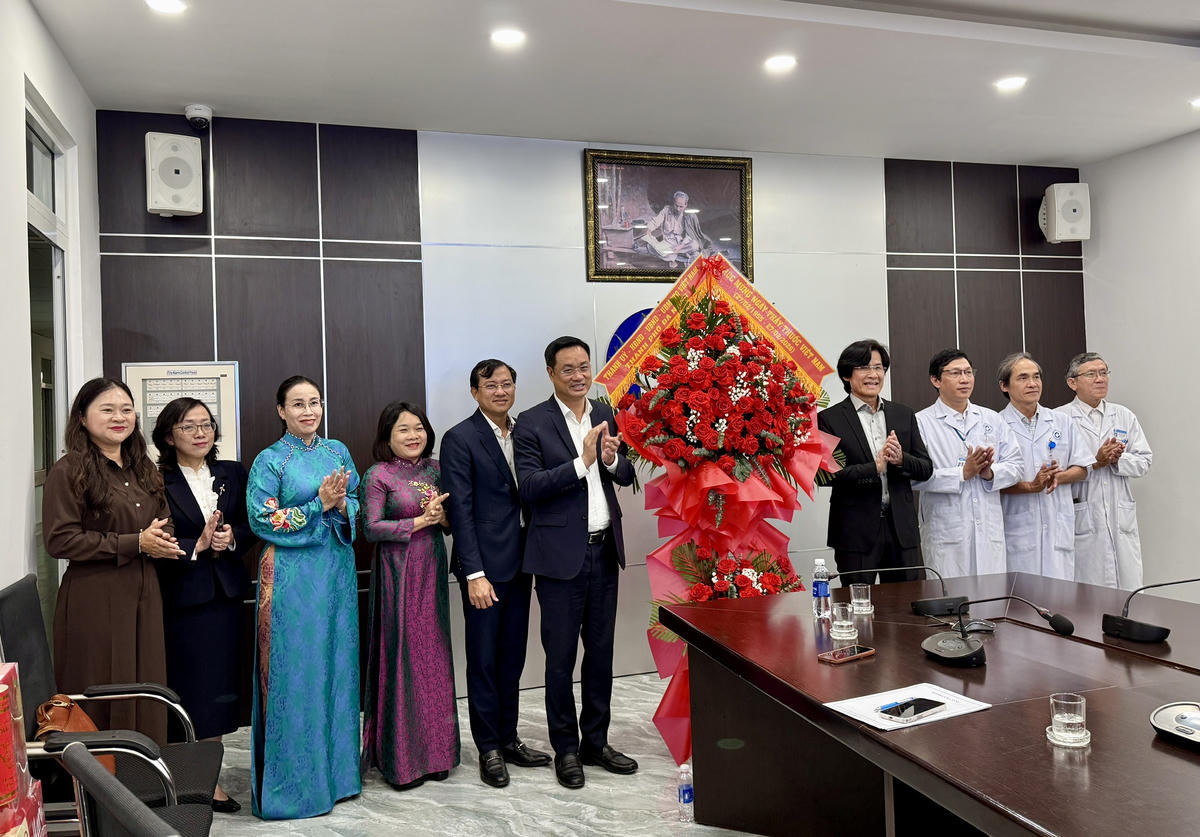 Bí thư Thành ủy Lê Ngọc Quang chúc mừng tập thể Bệnh viện C Đà Nẵng. Ảnh: Nguyễn Tú.