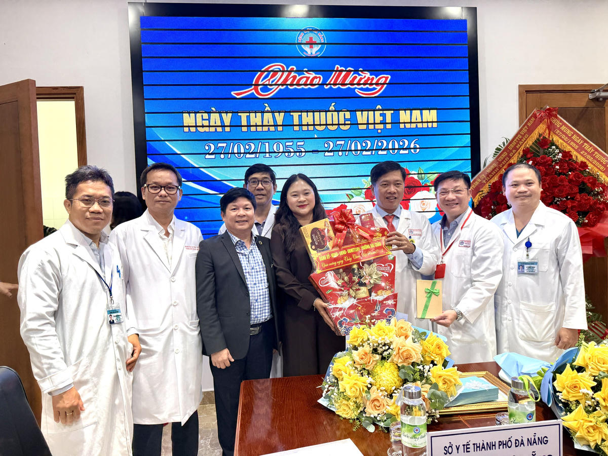 Lãnh đạo phường Hải Châu chúc mừng Bệnh viện Đà Nẵng. Ảnh: Nguyễn Tú.