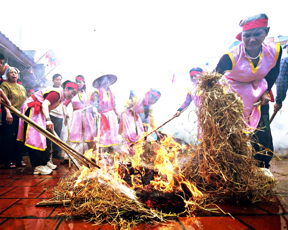 Điều đặc biệt của hội thì kéo lửa, thổi cơm ở làng Thị Cấm là các đội thi tạo nhiều đống tro rơm nhằm đánh lạc hướng ban giám khảo, tái hiện chiến thuật phân tán mục tiêu của cha ông trong lịch sử. Ảnh:Phạm Sỹ.