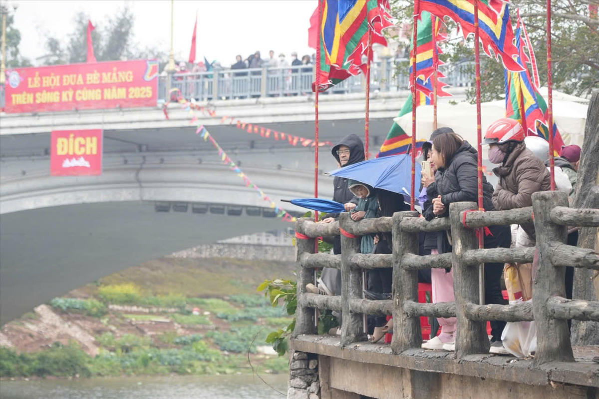 Đông đảo du khách tham quan, cổ vũ các đội đua thuyền trên sông Kỳ Cùng