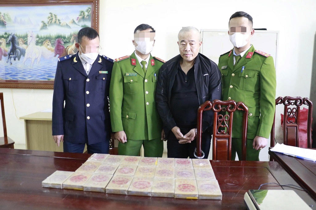 Đối tượng Đào Minh Hoàng và số tang vật thu giữ được. Ảnh: Công an tỉnh Nghệ An