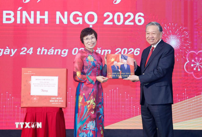 Tổng giám đốc TTXVN Vũ Việt Trang tặng Tổng Bí thư Tô Lâm cuốn sách ảnh do phóng viên Ban biên tập Ảnh thực hiện. (Ảnh: Thống Nhất/TTXVN)