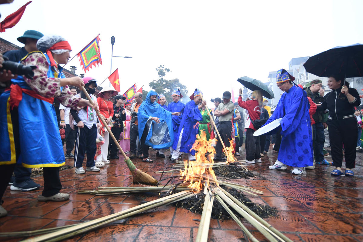 Sau một giờ, ban giám khảo tìm nồi cơm giữa những đống tro, chuẩn bị cho phần chấm điểm công khai trước sự chứng kiến của đông đảo người dân. Ảnh: Phạm Sỹ.