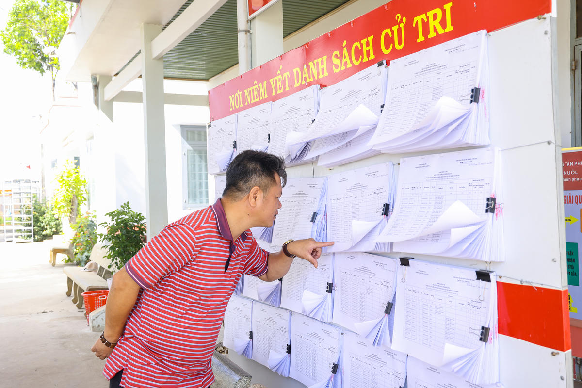 Người dân xem danh sách cử tri niêm yết tại Trung tâm Phục vụ hành chính công xã Ea Nuôl (tỉnh Đắk Lắk). Ảnh: Quang Vinh.