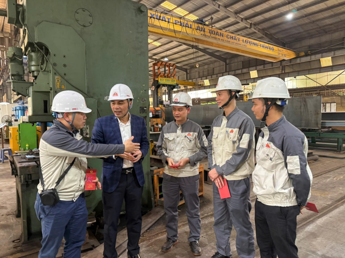 Liên đoàn Lao động Hà Nội kiểm tra tình hình sản xuất tại các doanh nghiệp sau Tết. Ảnh: N.Ánh.