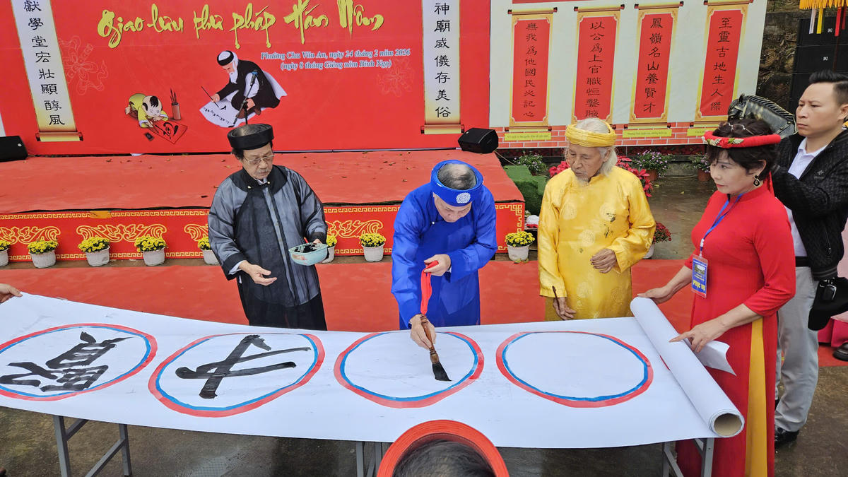 Chương trình giao lưu thư pháp Hán Nôm. Ảnh: MH.&nbsp;