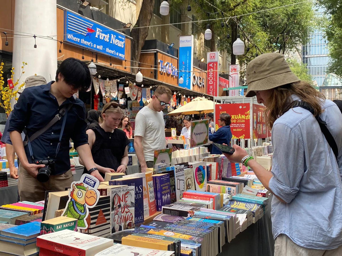 Người dân và du khách tham quan đường sách trong dịp Tết Bính Ngọ tại đường Nguyễn Văn Bình (quận 1, TP Hồ Chí Minh). Ảnh: Đường sách TPHCM.