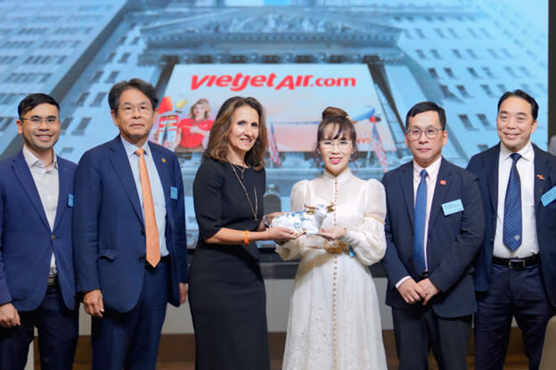 Chủ tịch NYSE Lynn Martin (váy đen) chào mừng Chủ tịch Vietjet Nguyễn Thị Phương Thảo thăm NYSE.