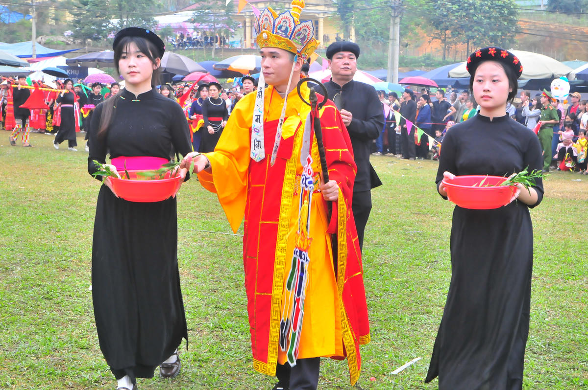 Thầy cúng thực hiện nghi lễ "khai lộ" dẫn đầu đoàn dâng lễ. Ảnh: Xuân Trường.
