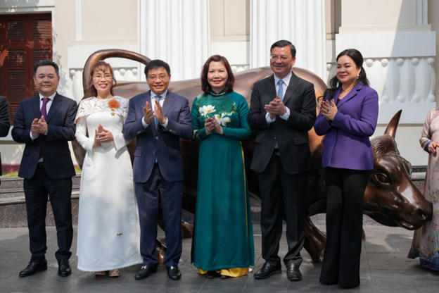 Tỷ phú Nguyễn Thị Phương Thảo và Bộ trưởng Bộ Tài chính Nguyễn Văn Thắng đánh cồng khởi động HOSE, thị trường bật xanh