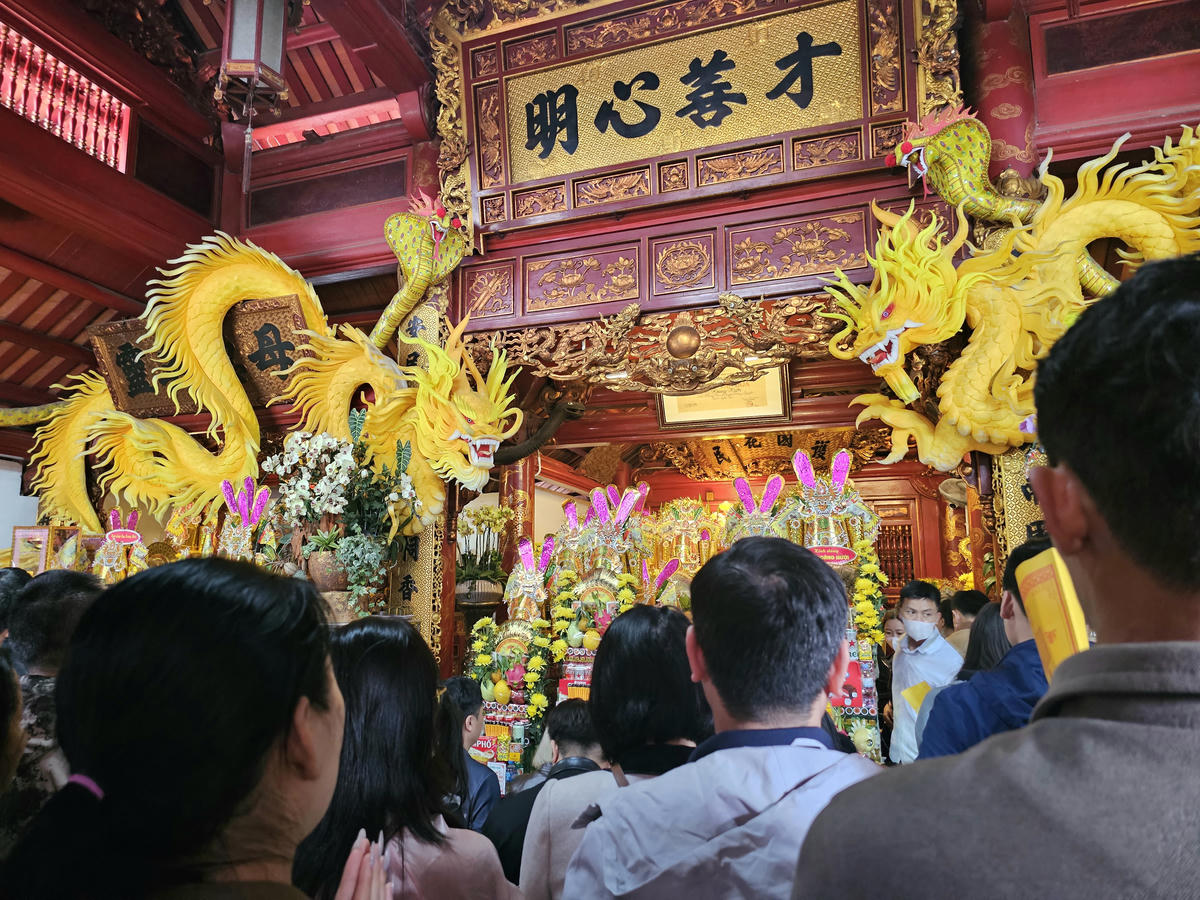 Du khách hành lễ tại thượng điện của đền. Ảnh: Quốc Thanh