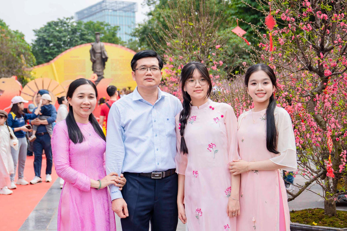 Không gian hoa xuân Lý Thái Tổ (Hà Nội) thu hút du khách thăm quan.