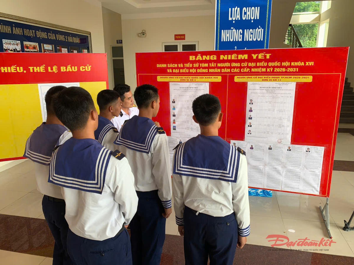 Cán bộ, chiến sĩ hải quân tại một điểm bầu cử khu vực phường Tam Thắng (TP Hồ Chí Minh). Ảnh: Mạnh Cường.