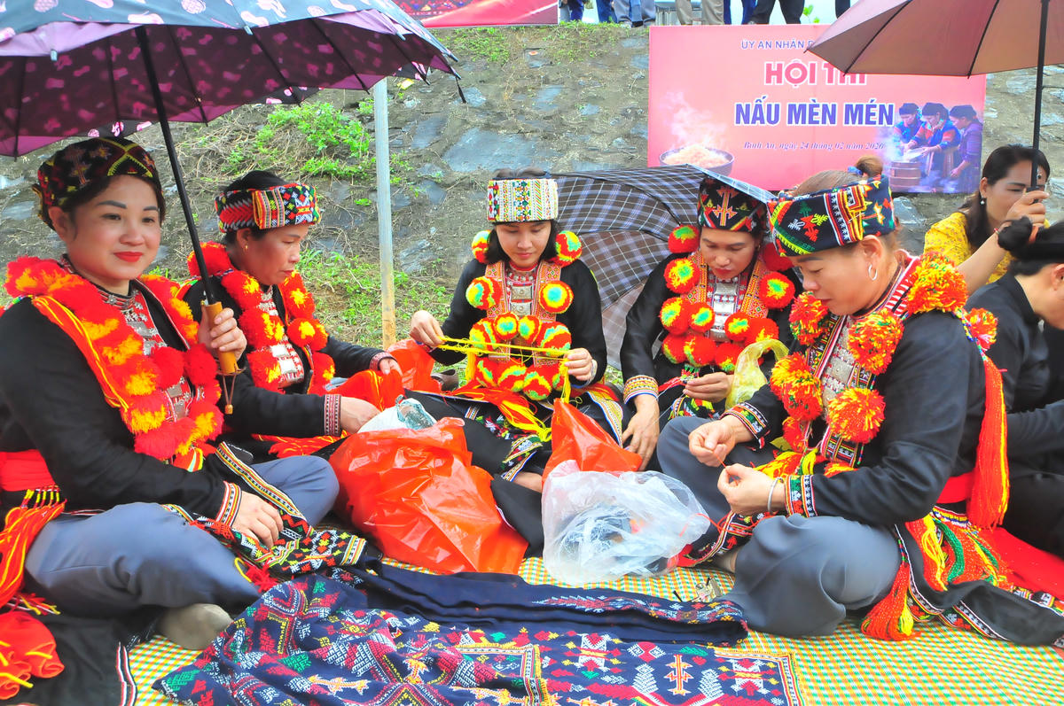 Thêu thùa để có những trang phục đẹp nhất của người phụ nữ Bình An.&nbsp;Ảnh: Xuân Trường.