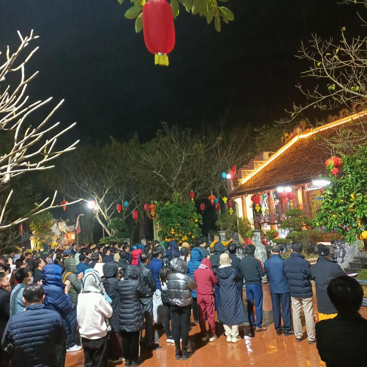 Rạng sáng ngày 25/2 (tức ngày mùng 9 Tết), sau lễ mở cổng Trời, hàng nghìn khách thập phương đã tới Am Tiên cầu mong một năm nhiều phúc, lộc, an bình. 