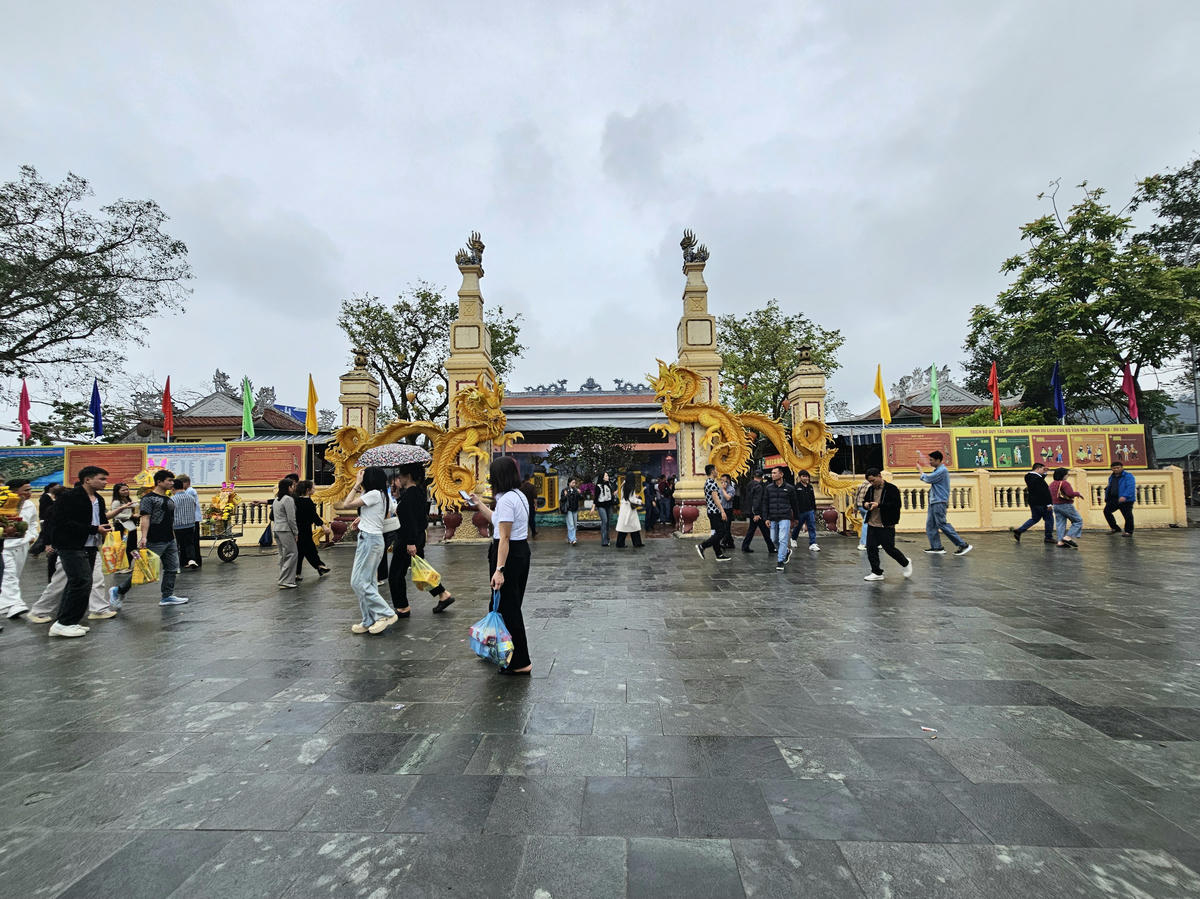 Nơi đây mỗi năm đón hàng vạn người dân xứ Nghệ và du khách thập phương đến chiêm bái, đặc biệt, mỗi dịp Tết đến Xuân về. Ảnh: Quốc Thanh