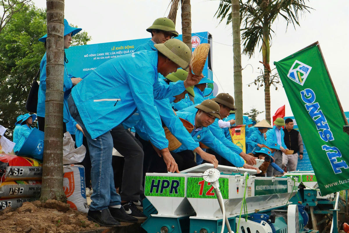 Mô hình canh tác lúa hiệu quả cao, phát thải thấp gắn với trình diễn công nghệ cơ giới hóa gieo sạ hàng kết hợp vùi phân đã chính thức được triển khai tại Ninh Bình. Ảnh: TN