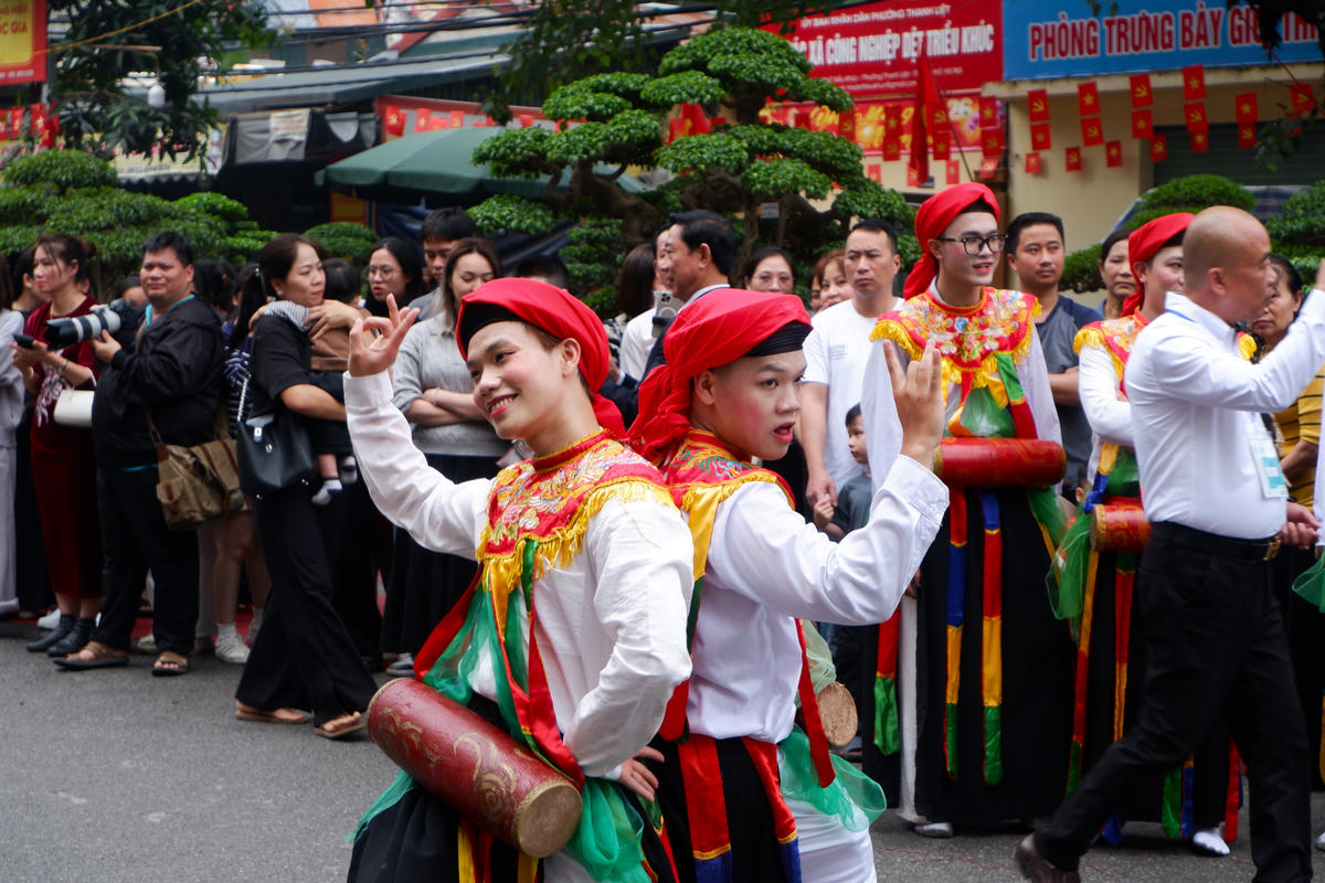 Các nam thanh giả gái mùa “Con đĩ đánh bồng”. Các nữ tú sẽ đi cuối đoàn rước, múa sênh tiền, dẫn kiệu của Thánh vào đình Làng. Theo quy định khắt khe từ xưa để lại, những người được "chọn mặt gửi vàng" bắt buộc phải là con nhà gia giáo, chưa chưa lập gia đình và sở hữu ngoại hình tuấn tú, sáng sủa.&nbsp;