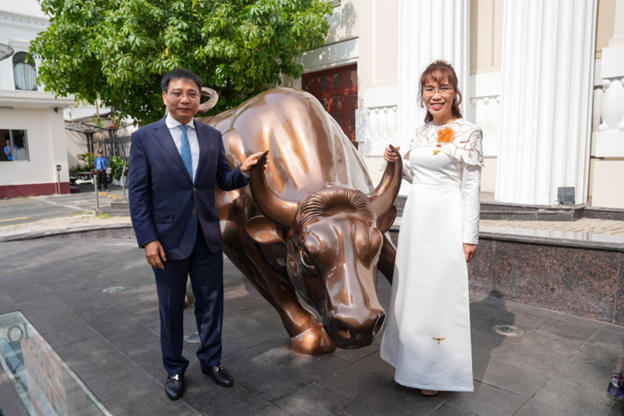 Bộ trưởng Bộ Tài chính Nguyễn Văn Thắng và Tỷ phú Nguyễn Thị Phương Thảo cùng linh vật Bò tót mới của HOSE