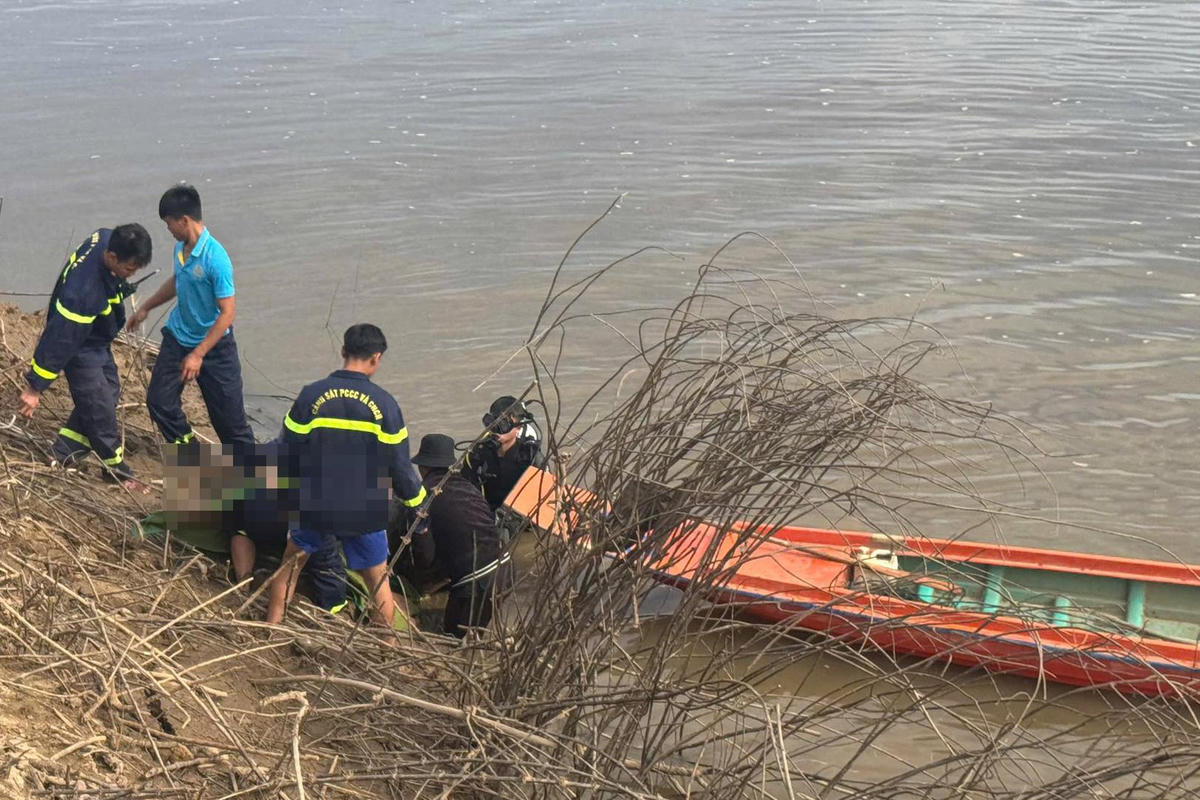 Lực lượng chức năng đưa thi thể anh A.K. lên bờ. Ảnh: CV.