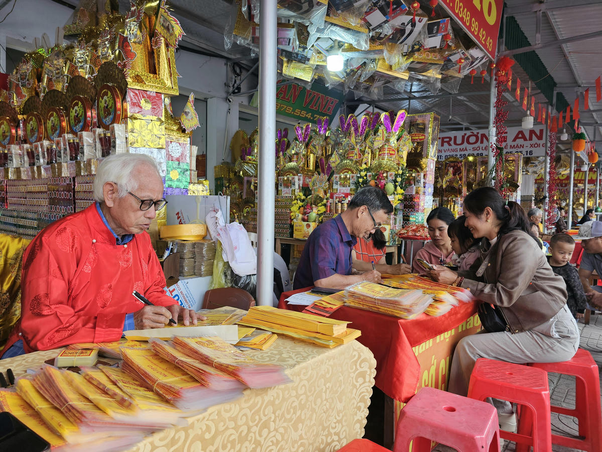 Những ngày đầu năm mới, người dân đi lễ đông, dịch vụ viết sớ lễ cũng trở nên "đắt khách". Ảnh: Quốc Thanh