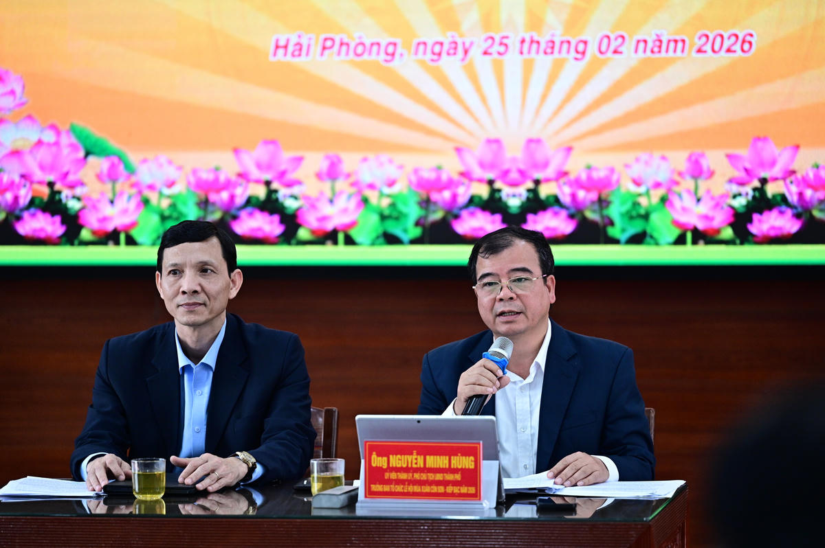 Ông Nguyễn Minh Hùng - Phó Chủ tịch UBND TP Hải Phòng, Trưởng Ban tổ chức lễ hội và ông&nbsp;Đỗ Thanh Bình, Phó Giám đốc Sở Văn hóa, Thể thao và Du lịch TP Hải Phòng cung cấp thông tin về lễ hội. Ảnh: ĐT.&nbsp;. 