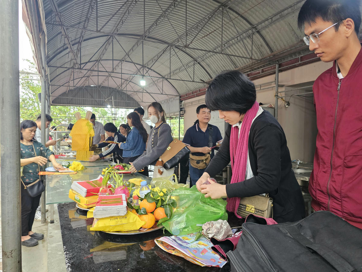 Du khách chuẩn bị lễ gồm hoa quả, bánh kẹo, hương vàng,... tại nhà sắp lễ của đền ông Hoàng Mười. Ảnh: Quốc Thanh