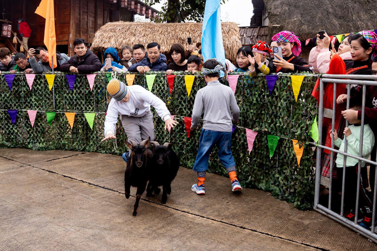 Du khách hào hứng tham gia trò chơi bịt mắt bắt dê.