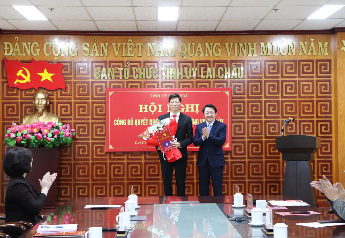 Ông Sùng A Hồ - Phó Bí thư Thường trực Tỉnh ủy trao Quyết định và tặng hoa chúc mừng tân Phó Trưởng Ban Tổ chức Tỉnh ủy Lai Châu Bùi Huy Phương. Ảnh: Cổng TTĐT tỉnh Lai Châu.