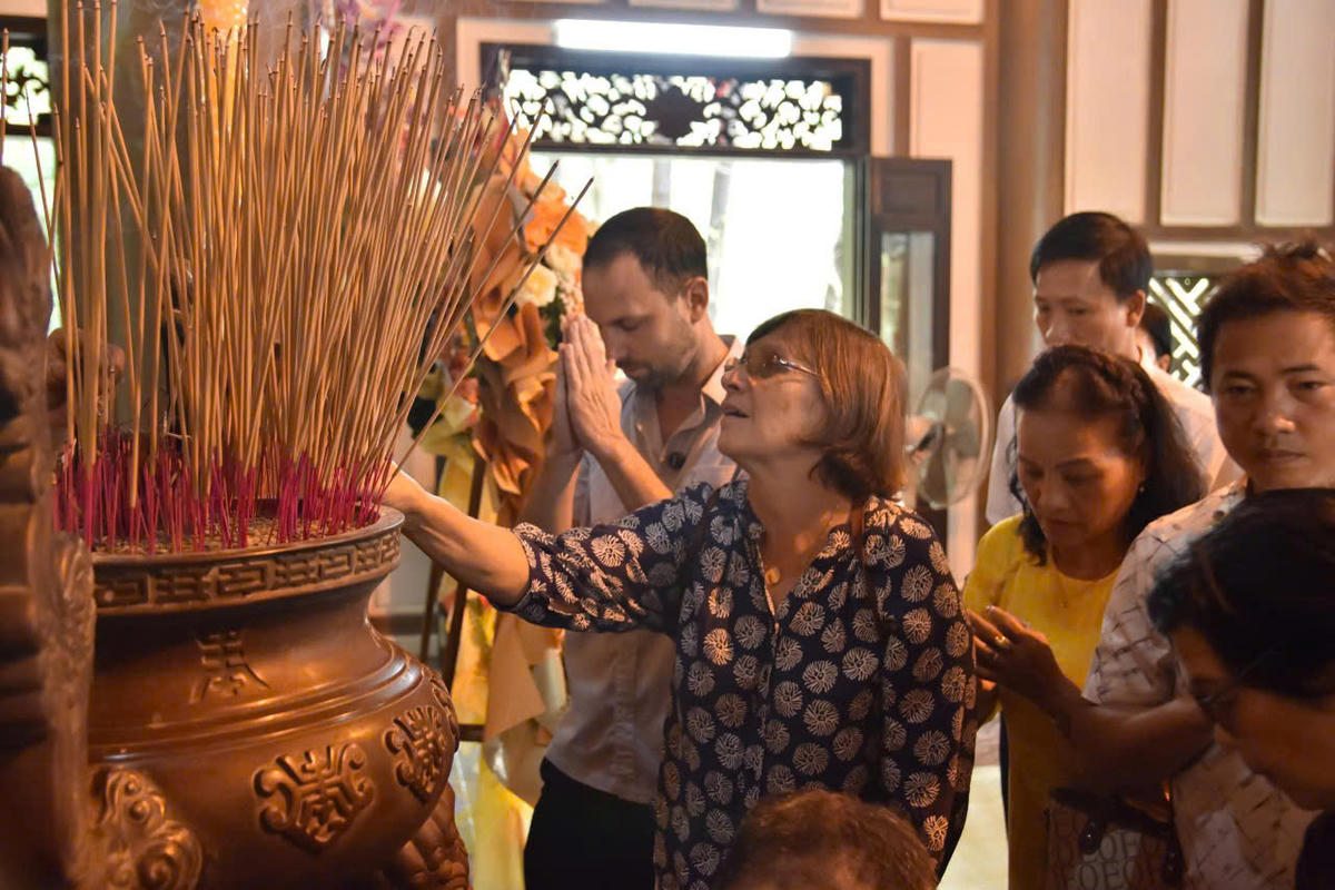 Người dân và du khách dâng hương tại Đền Huyền Trân công chúa. Ảnh: N.D.