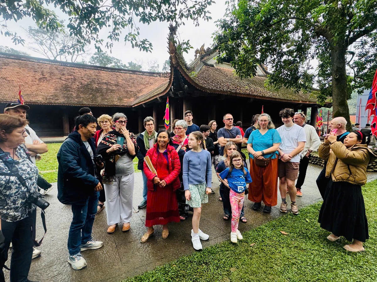 Du khách quốc tế tham quan Lam Kinh dịp Tết Bính Ngọ 2026. Ảnh: Long Nguyễn