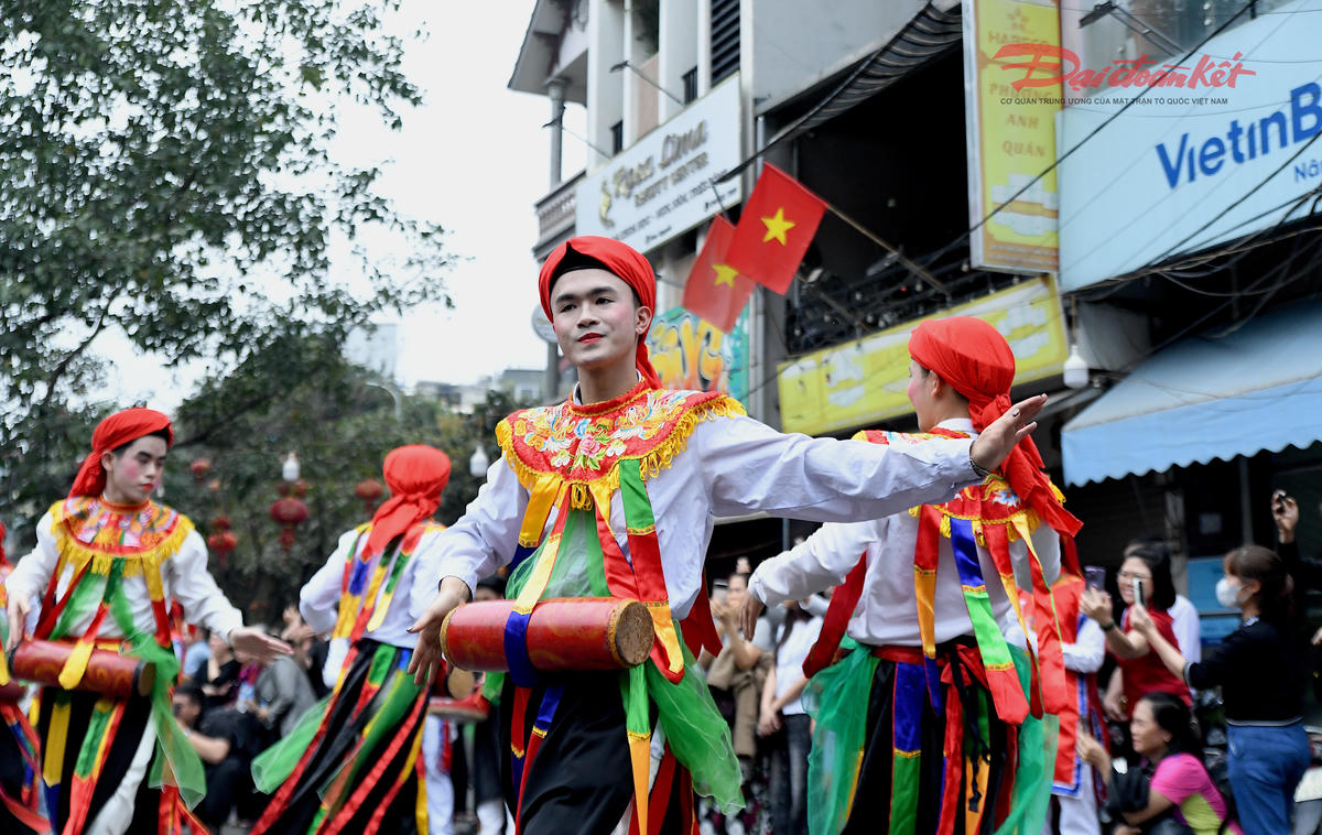 Động tác nghiêng người, tay gõ trống điệu đà, thướt tha. Ảnh: Phạm Sỹ.