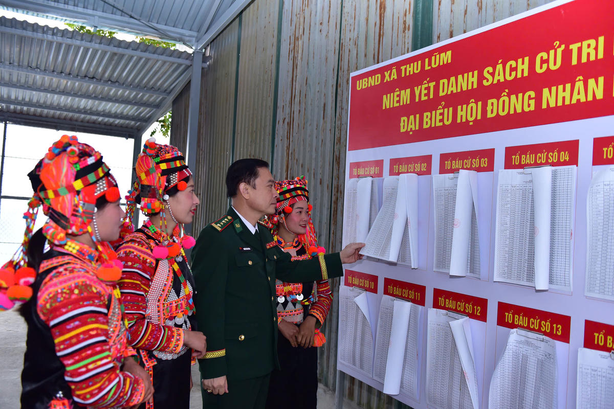 Đại tá Nguyễn Văn Hưng - Chính ủy Ban Chỉ huy Bộ đội Biên phòng tỉnh Lai Châu kiểm tra công tác chuẩn bị bầu cử tại xã Thu Lũm.