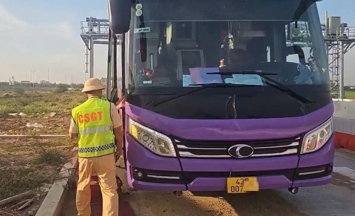 Xử phạt nghiêm xe khách chở quá số người quy định trên cao tốc
