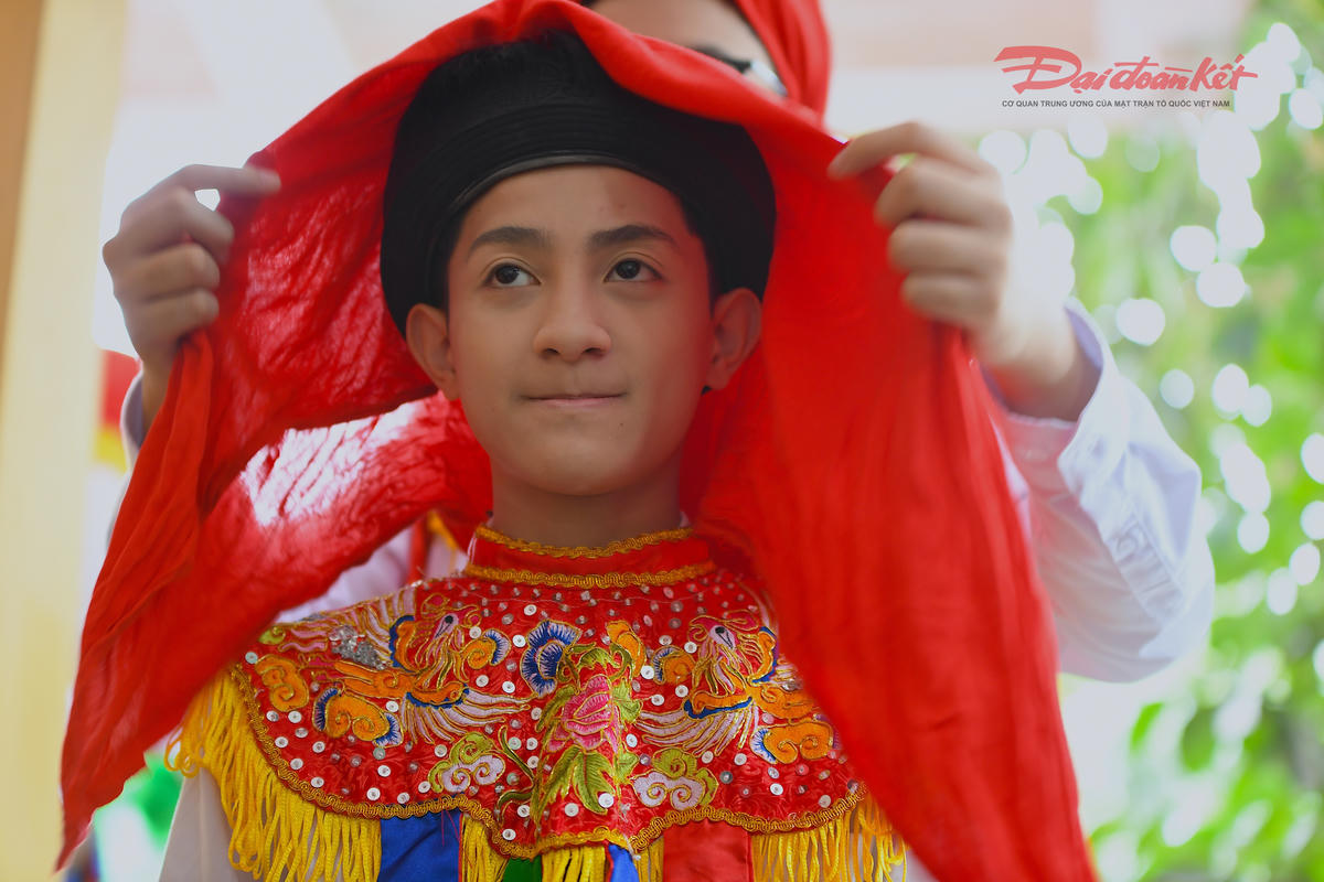 Đội cho nhau nhiếc khăn mỏ quạ. Ảnh; Phạm Sỹ.