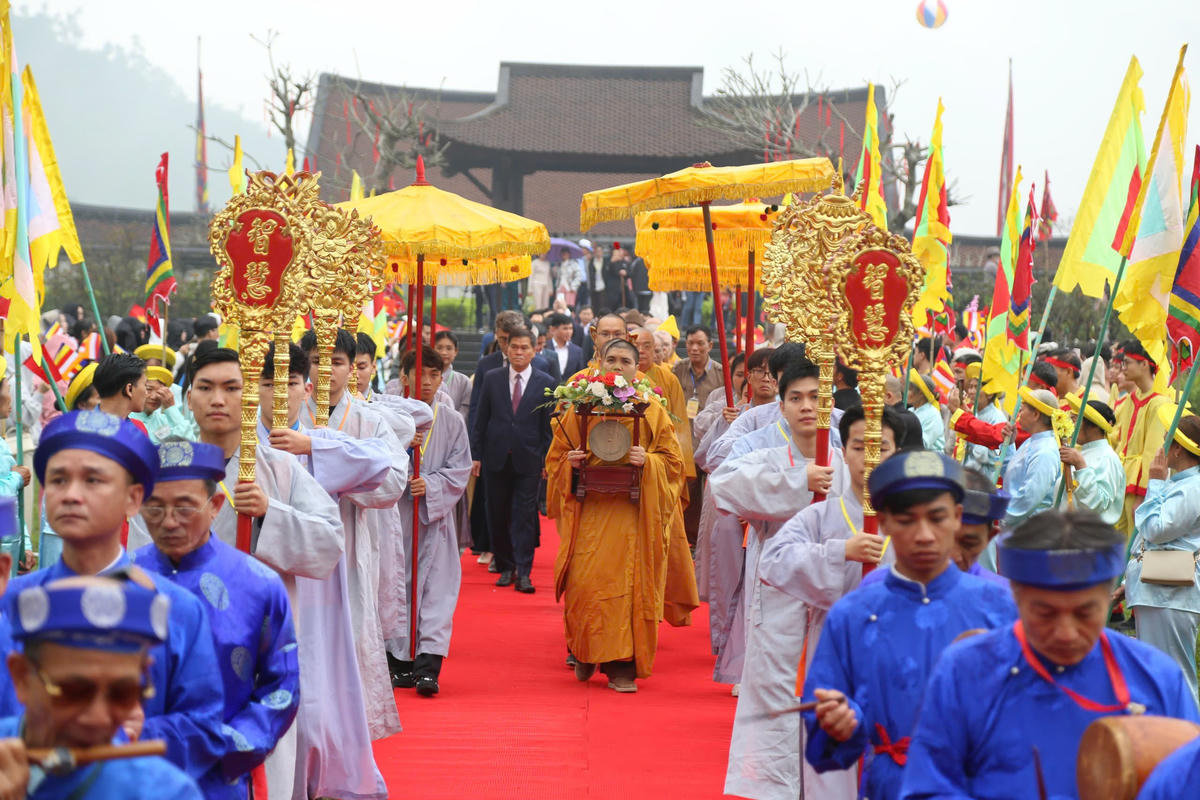 Nghi thức rước kiệu được tổ chức trang trọng.