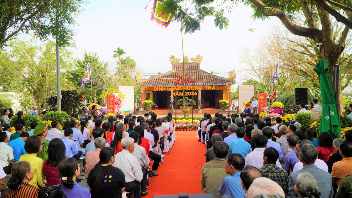 Quang cảnh lễ hội Đình làng Hương Trà. Ảnh: Chí Đại.