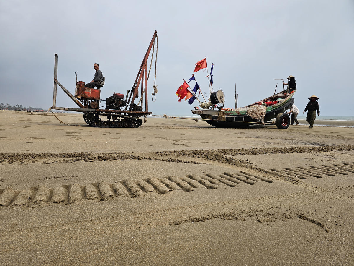 Đầu máy kéo chiến lợi phẩm vào bờ sau chuyến ra khơi đầu năm của ngư dân xã Tiên Điền, tỉnh Hà Tĩnh. Ảnh: Quốc Thanh