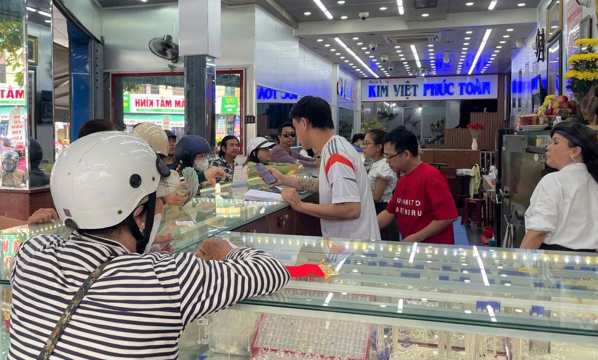 Một góc bên trong cửa hàng vàng Kim Việt rất đông người dân đến hỏi mua vàng nhân ngày vía Thần Tài. Ảnh: Tấn Thành.
