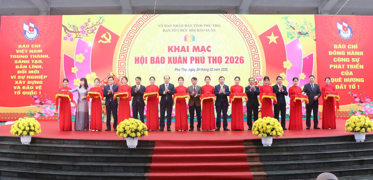 Các đại biểu cắt băng khánh thành Hội Báo Xuân Phú Thọ 2026. Ảnh: Tuấn Trung.