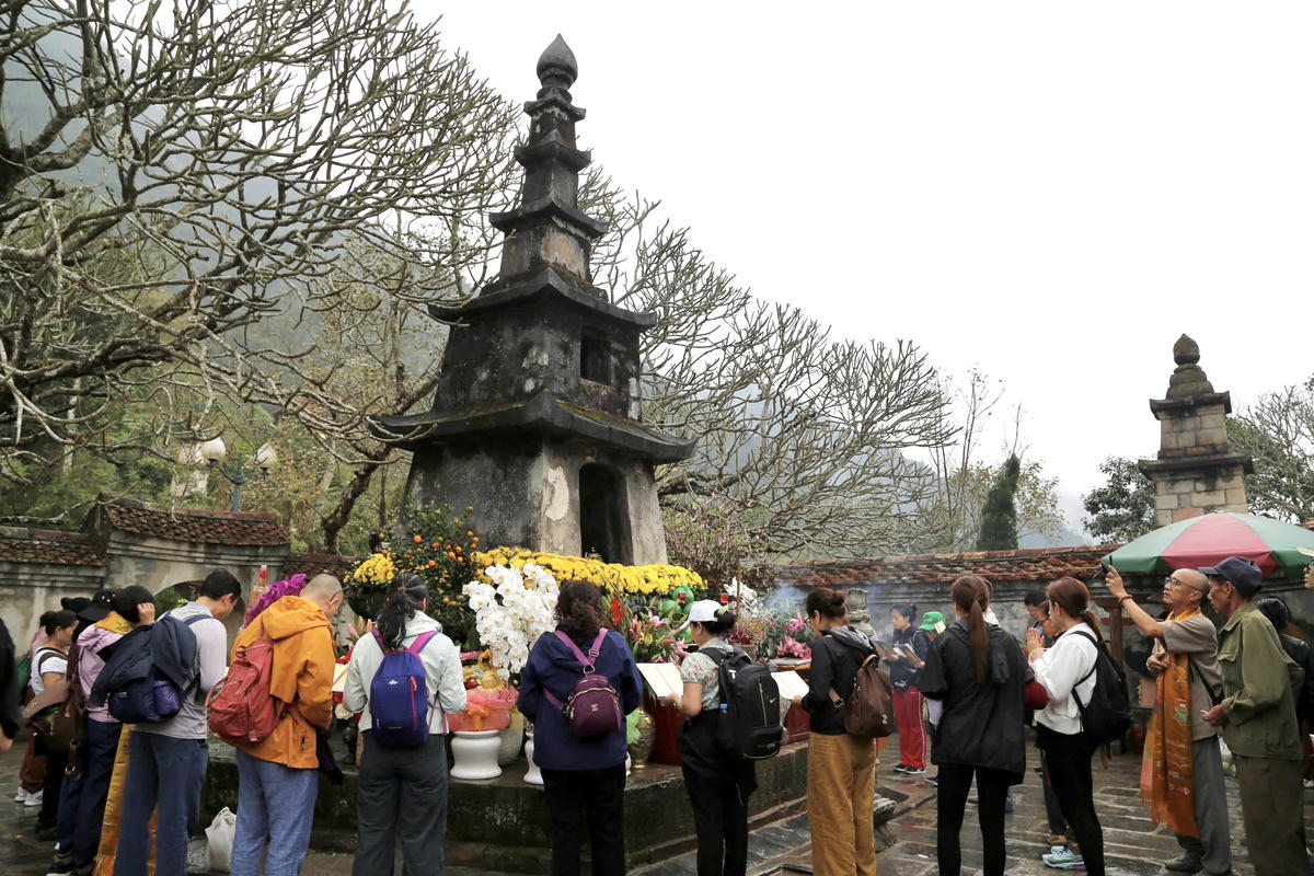 Khu vực vườn tháp Huệ Quang cũng có rất đông người tới làm lễ.