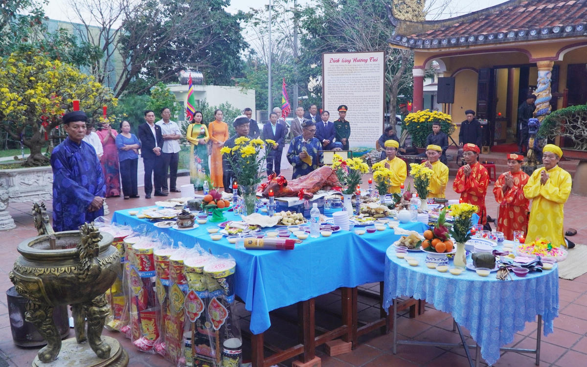 Các vị cao niên và người dân làng Hương Trà bày biện mâm cúng ở sân đình. Ảnh: Tấn Thành.