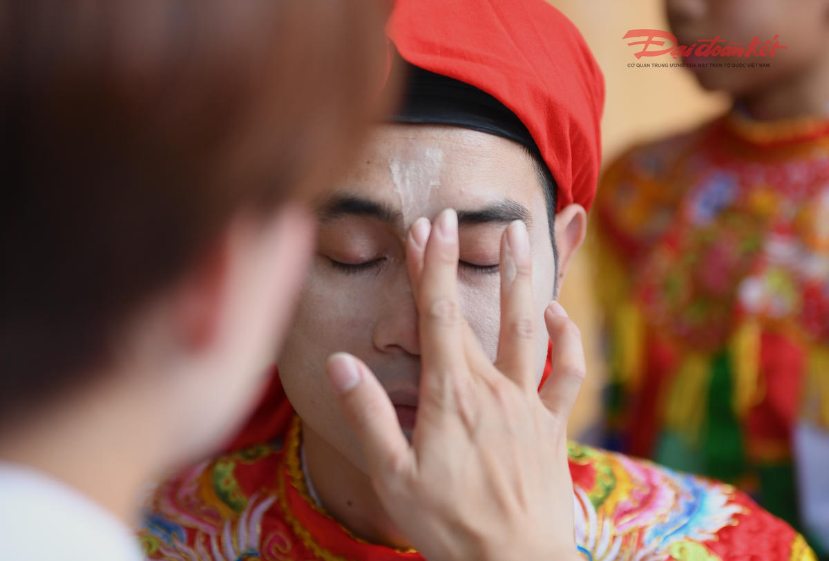 Công đoạn hoá trang công phu, tỷ mỉ. Ảnh: Phạm Sỹ.