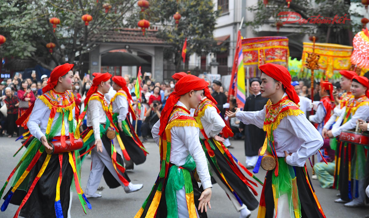 Về với lễ hội, người dân và du khách được thưởng thức điệu múa cổ “Con đĩ đánh bồng”. Ảnh: Phạm Sỹ.