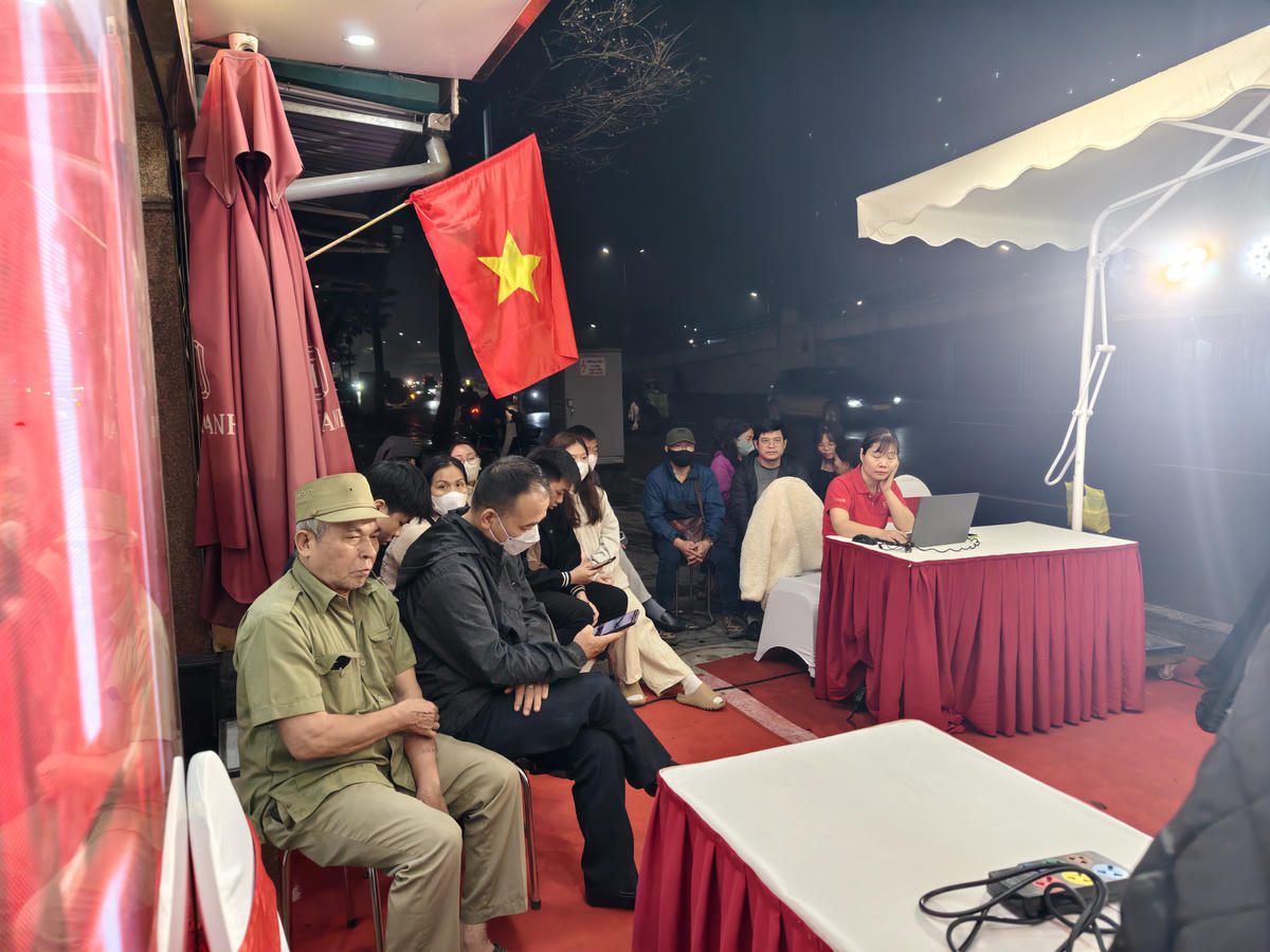 Người dân chờ mua vàng từ tờ mờ sáng.