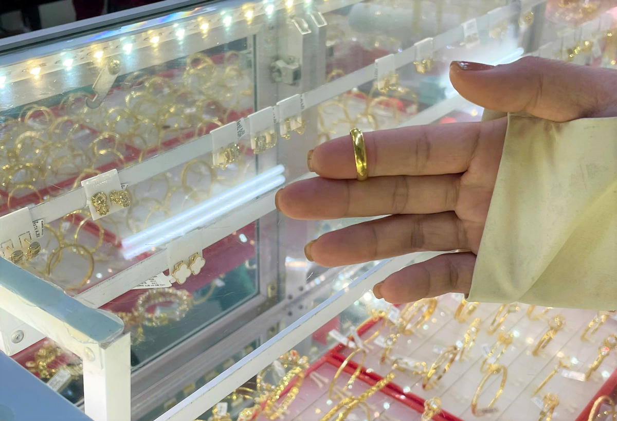 Một khách hàng đang đeo vàng. Ảnh: CV.